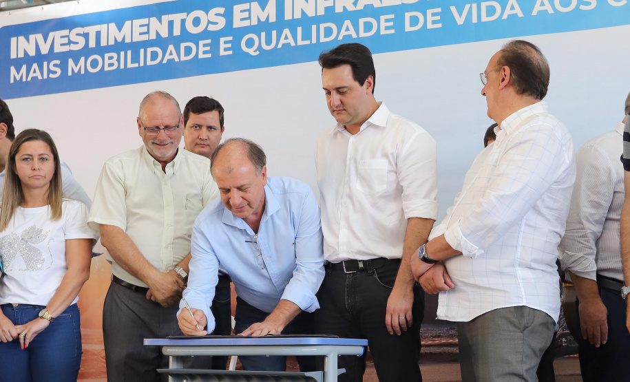 O governador Carlos Massa Ratinho inaugura a Escola Municipal Ana Zorning e confirma recursos para pavimentação, em Rio Negro, região sudeste do Paraná. Presentes no evento: prefeito de Rio Negro, Milton José Paizani; secretário de Desenvolvimento Urbano, João Carlos Ortega; secretário de Educação e do Esporte, Renato Feder; de Agricultura e Abastecimento, Norberto Ortigara; entre outros.Rio Negro, 13-02-20.Foto: Arnaldo Alves / AEN.
