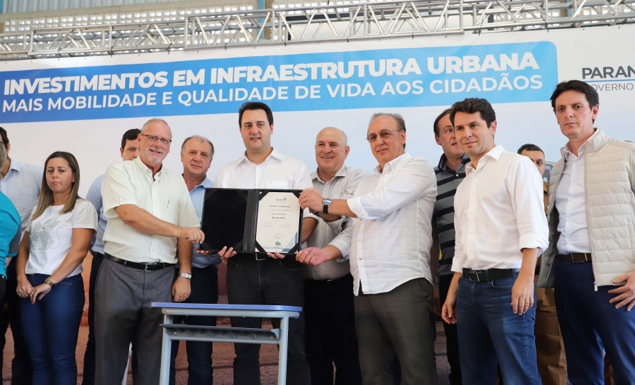 O governador Carlos Massa Ratinho inaugura a Escola Municipal Ana Zorning e confirma recursos para pavimentação, em Rio Negro, região sudeste do Paraná. Presentes no evento: prefeito de Rio Negro, Milton José Paizani; secretário de Desenvolvimento Urbano, João Carlos Ortega; secretário de Educação e do Esporte, Renato Feder; de Agricultura e Abastecimento, Norberto Ortigara; entre outros.Rio Negro, 13-02-20.Foto: Arnaldo Alves / AEN.