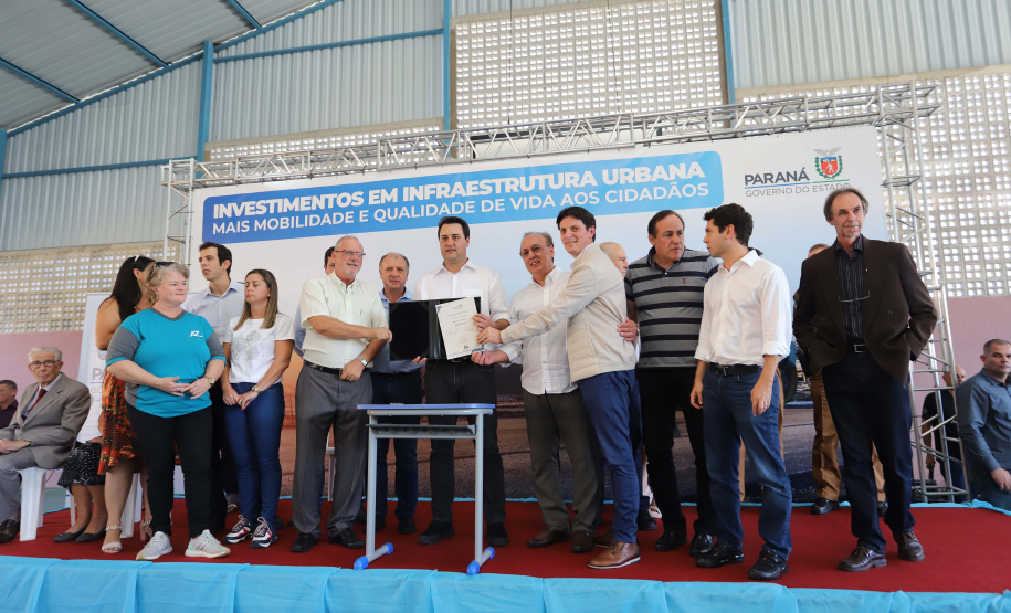 O governador Carlos Massa Ratinho inaugura a Escola Municipal Ana Zorning e confirma recursos para pavimentação, em Rio Negro, região sudeste do Paraná. Presentes no evento: prefeito de Rio Negro, Milton José Paizani; secretário de Desenvolvimento Urbano, João Carlos Ortega; secretário de Educação e do Esporte, Renato Feder; de Agricultura e Abastecimento, Norberto Ortigara; entre outros.Rio Negro, 13-02-20.Foto: Arnaldo Alves / AEN.