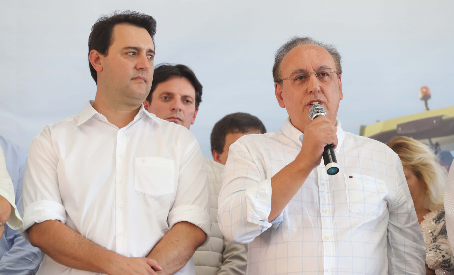 O governador Carlos Massa Ratinho inaugura a Escola Municipal Ana Zorning e confirma recursos para pavimentação, em Rio Negro, região sudeste do Paraná. Presentes no evento: prefeito de Rio Negro, Milton José Paizani; secretário de Desenvolvimento Urbano, João Carlos Ortega; secretário de Educação e do Esporte, Renato Feder; de Agricultura e Abastecimento, Norberto Ortigara; entre outros.Rio Negro, 13-02-20.Foto: Arnaldo Alves / AEN.