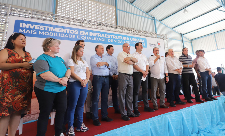 O governador Carlos Massa Ratinho inaugura a Escola Municipal Ana Zorning e confirma recursos para pavimentação, em Rio Negro, região sudeste do Paraná. Presentes no evento: prefeito de Rio Negro, Milton José Paizani; secretário de Desenvolvimento Urbano, João Carlos Ortega; secretário de Educação e do Esporte, Renato Feder; de Agricultura e Abastecimento, Norberto Ortigara; entre outros.Rio Negro, 13-02-20.Foto: Arnaldo Alves / AEN.