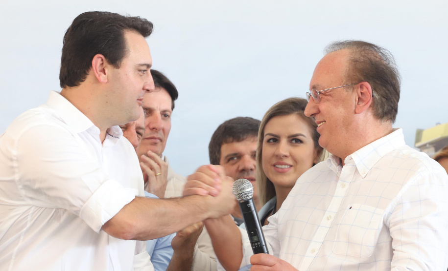 O governador Carlos Massa Ratinho inaugura a Escola Municipal Ana Zorning e confirma recursos para pavimentação, em Rio Negro, região sudeste do Paraná. Presentes no evento: prefeito de Rio Negro, Milton José Paizani; secretário de Desenvolvimento Urbano, João Carlos Ortega; secretário de Educação e do Esporte, Renato Feder; de Agricultura e Abastecimento, Norberto Ortigara; entre outros.Rio Negro, 13-02-20.Foto: Arnaldo Alves / AEN.