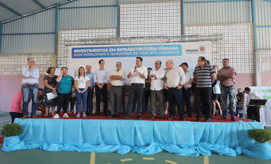 O governador Carlos Massa Ratinho inaugura a Escola Municipal Ana Zorning e confirma recursos para pavimentação, em Rio Negro, região sudeste do Paraná. Presentes no evento: prefeito de Rio Negro, Milton José Paizani; secretário de Desenvolvimento Urbano, João Carlos Ortega; secretário de Educação e do Esporte, Renato Feder; de Agricultura e Abastecimento, Norberto Ortigara; entre outros.Rio Negro, 13-02-20.Foto: Arnaldo Alves / AEN.