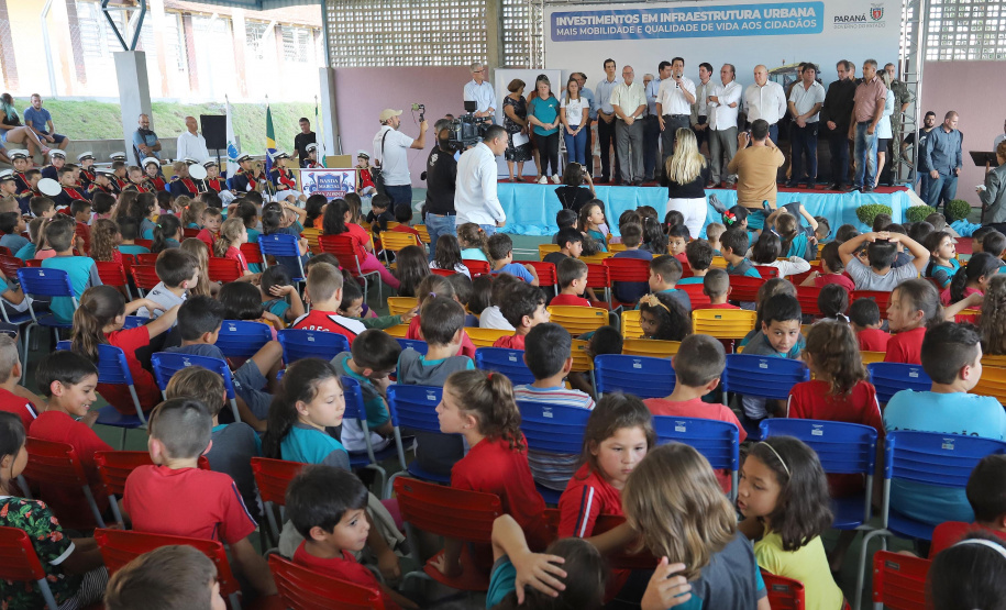 O governador Carlos Massa Ratinho inaugura a Escola Municipal Ana Zorning e confirma recursos para pavimentação, em Rio Negro, região sudeste do Paraná. Presentes no evento: prefeito de Rio Negro, Milton José Paizani; secretário de Desenvolvimento Urbano, João Carlos Ortega; secretário de Educação e do Esporte, Renato Feder; de Agricultura e Abastecimento, Norberto Ortigara; entre outros.Rio Negro, 13-02-20.Foto: Arnaldo Alves / AEN.