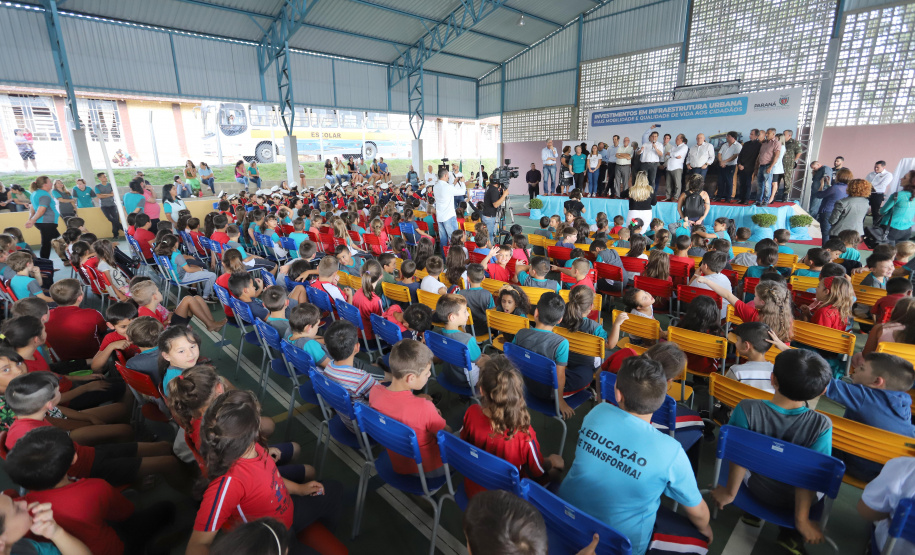 O governador Carlos Massa Ratinho inaugura a Escola Municipal Ana Zorning e confirma recursos para pavimentação, em Rio Negro, região sudeste do Paraná. Presentes no evento: prefeito de Rio Negro, Milton José Paizani; secretário de Desenvolvimento Urbano, João Carlos Ortega; secretário de Educação e do Esporte, Renato Feder; de Agricultura e Abastecimento, Norberto Ortigara; entre outros.Rio Negro, 13-02-20.Foto: Arnaldo Alves / AEN.