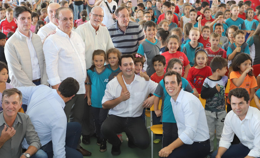 O governador Carlos Massa Ratinho inaugura a Escola Municipal Ana Zorning e confirma recursos para pavimentação, em Rio Negro, região sudeste do Paraná. Presentes no evento: prefeito de Rio Negro, Milton José Paizani; secretário de Desenvolvimento Urbano, João Carlos Ortega; secretário de Educação e do Esporte, Renato Feder; de Agricultura e Abastecimento, Norberto Ortigara; entre outros.Rio Negro, 13-02-20.Foto: Arnaldo Alves / AEN.