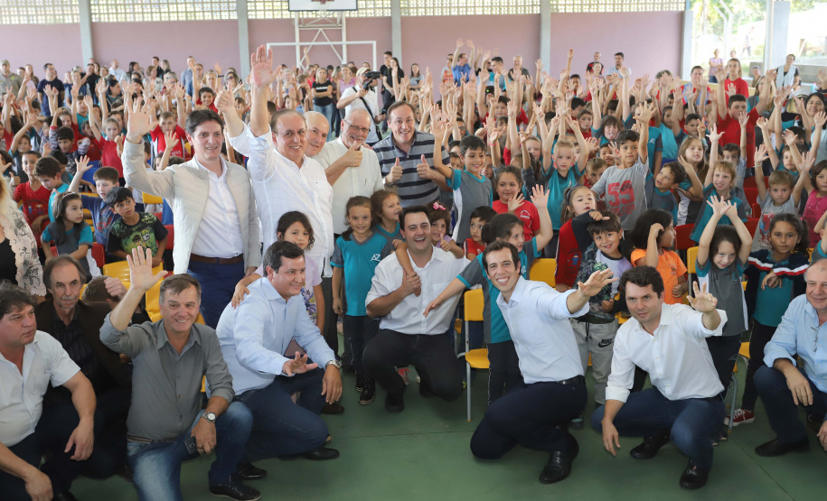 O governador Carlos Massa Ratinho inaugura a Escola Municipal Ana Zorning e confirma recursos para pavimentação, em Rio Negro, região sudeste do Paraná. Presentes no evento: prefeito de Rio Negro, Milton José Paizani; secretário de Desenvolvimento Urbano, João Carlos Ortega; secretário de Educação e do Esporte, Renato Feder; de Agricultura e Abastecimento, Norberto Ortigara; entre outros.Rio Negro, 13-02-20.Foto: Arnaldo Alves / AEN.