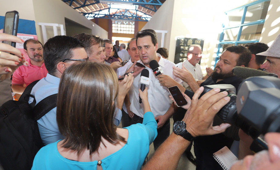 O governador Carlos Massa Ratinho inaugura a Escola Municipal Ana Zorning e confirma recursos para pavimentação, em Rio Negro, região sudeste do Paraná. Presentes no evento: prefeito de Rio Negro, Milton José Paizani; secretário de Desenvolvimento Urbano, João Carlos Ortega; secretário de Educação e do Esporte, Renato Feder; de Agricultura e Abastecimento, Norberto Ortigara; entre outros.Rio Negro, 13-02-20.Foto: Arnaldo Alves / AEN.