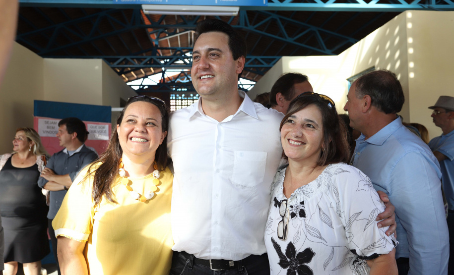 O governador Carlos Massa Ratinho inaugura a Escola Municipal Ana Zorning e confirma recursos para pavimentação, em Rio Negro, região sudeste do Paraná. Presentes no evento: prefeito de Rio Negro, Milton José Paizani; secretário de Desenvolvimento Urbano, João Carlos Ortega; secretário de Educação e do Esporte, Renato Feder; de Agricultura e Abastecimento, Norberto Ortigara; entre outros.Rio Negro, 13-02-20.Foto: Arnaldo Alves / AEN.