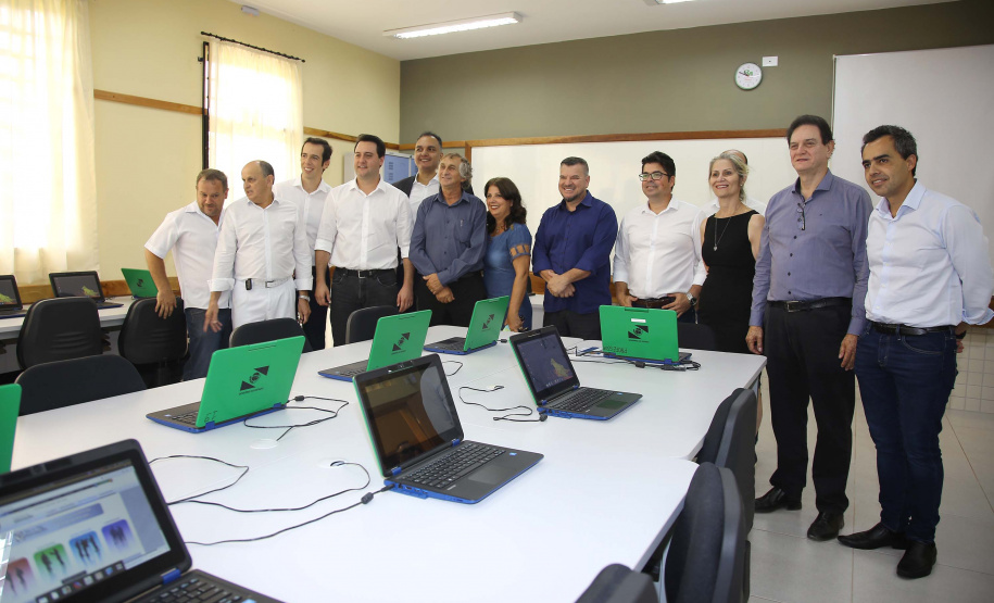 Cerca de 1.100 estudantes do Ensino Fundamental e Ensino Médio, de Sarandi, Noroeste do Paraná, são beneficiados com a nova estrutura da Escola Estadual Vereador Luiz Zanchim, inaugurada nesta sexta-feira (14), pelo governador Carlos Massa Ratinho Junior.  -  Sarandi, 14/02/2020  -  Foto: Jaelson Lucas/AEN