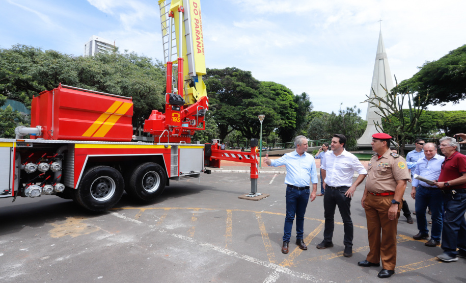 BOMBEIROS - O governador também entregou para o Corpo de Bombeiros de Maringá uma plataforma skylift, utilizada no combate a incêndios em grandes alturas. - Maringá, 14/02/2020 - Foto: Rodrigo Félix Leal/AEN