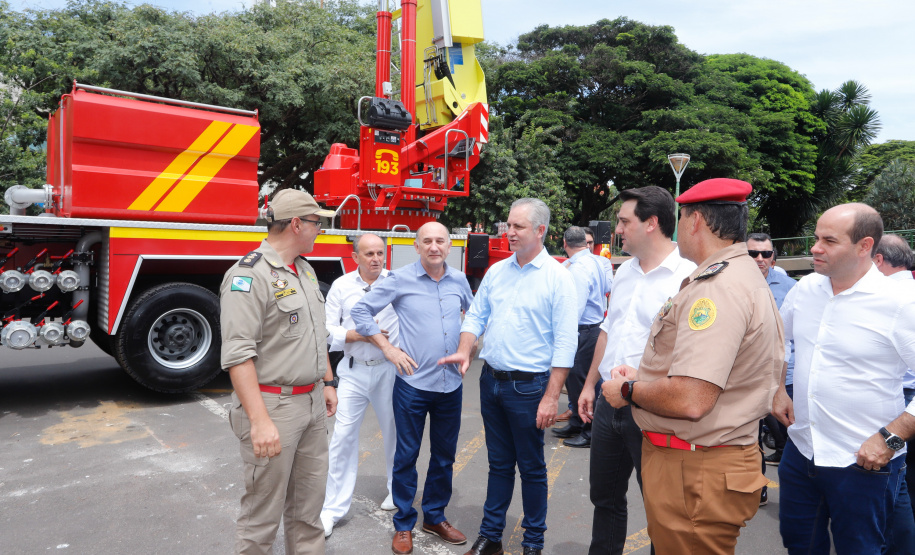 BOMBEIROS - O governador também entregou para o Corpo de Bombeiros de Maringá uma plataforma skylift, utilizada no combate a incêndios em grandes alturas. - Maringá, 14/02/2020 - Foto: Rodrigo Félix Leal/AEN