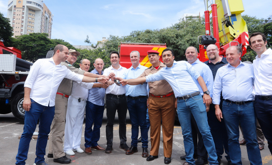 BOMBEIROS - O governador também entregou para o Corpo de Bombeiros de Maringá uma plataforma skylift, utilizada no combate a incêndios em grandes alturas. - Maringá, 14/02/2020 - Foto: Rodrigo Félix Leal/AEN