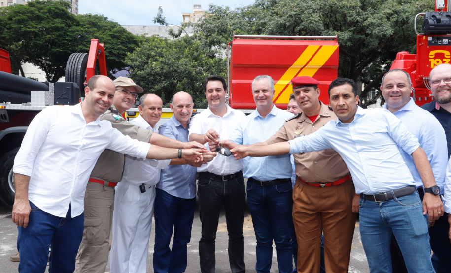 BOMBEIROS - O governador também entregou para o Corpo de Bombeiros de Maringá uma plataforma skylift, utilizada no combate a incêndios em grandes alturas. - Maringá, 14/02/2020 - Foto: Rodrigo Félix Leal/AEN