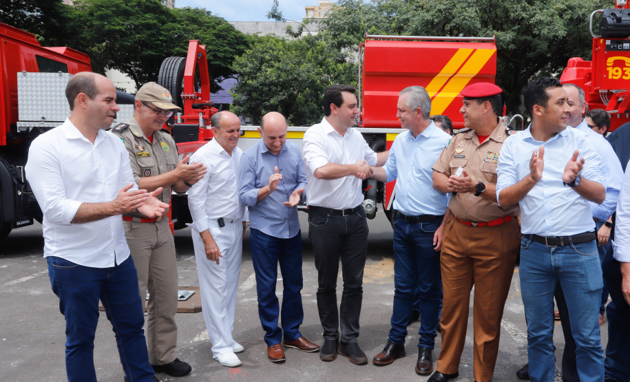 BOMBEIROS - O governador também entregou para o Corpo de Bombeiros de Maringá uma plataforma skylift, utilizada no combate a incêndios em grandes alturas. - Maringá, 14/02/2020 - Foto: Rodrigo Félix Leal/AEN