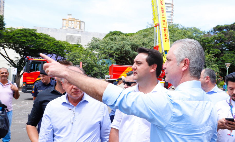 BOMBEIROS - O governador também entregou para o Corpo de Bombeiros de Maringá uma plataforma skylift, utilizada no combate a incêndios em grandes alturas. - Maringá, 14/02/2020 - Foto: Rodrigo Félix Leal/AEN
