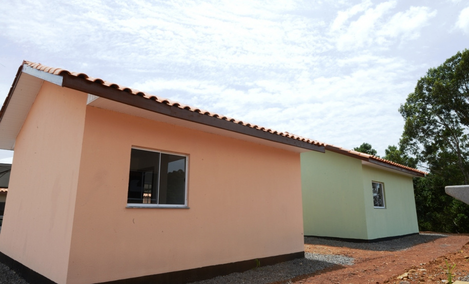 Representantes do Governo do Estado e da Prefeitura de Bituruna entregaram nesta sexta-feira (14) as chaves de 25 casas populares a famílias que viviam em situação de vulnerabilidade social na cidade, na região Sul do estado. Graças aos aportes de R$ 1,2 milhão feitos por meio do programa Nossa Gente Paraná, os beneficiários não precisarão arcar com nenhum custo pela mudança para as novas moradias.  -  Bituruna, 14/02/2020  -  Foto: Rafaela Fiala - Cohapar