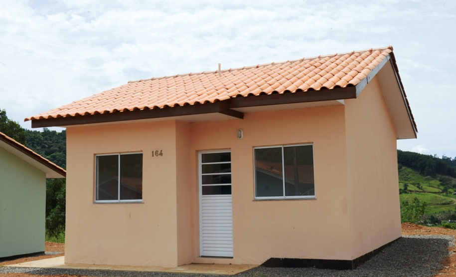 Representantes do Governo do Estado e da Prefeitura de Bituruna entregaram nesta sexta-feira (14) as chaves de 25 casas populares a famílias que viviam em situação de vulnerabilidade social na cidade, na região Sul do estado. Graças aos aportes de R$ 1,2 milhão feitos por meio do programa Nossa Gente Paraná, os beneficiários não precisarão arcar com nenhum custo pela mudança para as novas moradias.  -  Bituruna, 14/02/2020  -  Foto: Rafaela Fiala - Cohapar