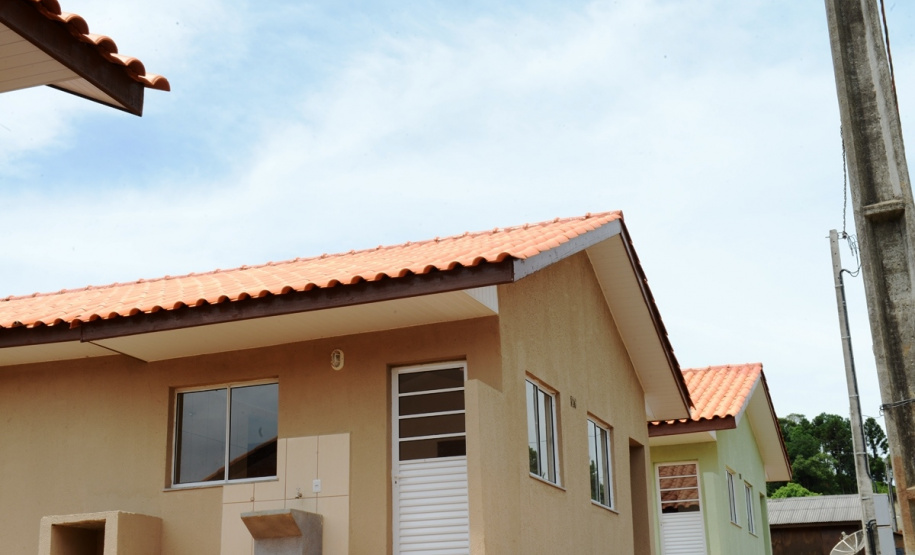 Representantes do Governo do Estado e da Prefeitura de Bituruna entregaram nesta sexta-feira (14) as chaves de 25 casas populares a famílias que viviam em situação de vulnerabilidade social na cidade, na região Sul do estado. Graças aos aportes de R$ 1,2 milhão feitos por meio do programa Nossa Gente Paraná, os beneficiários não precisarão arcar com nenhum custo pela mudança para as novas moradias.  -  Bituruna, 14/02/2020  -  Foto: Rafaela Fiala - Cohapar