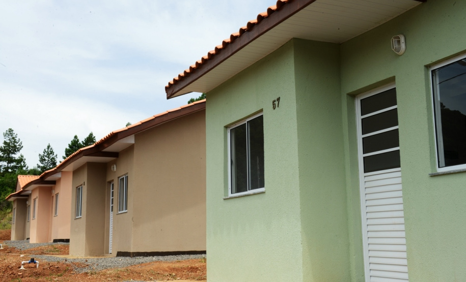 Representantes do Governo do Estado e da Prefeitura de Bituruna entregaram nesta sexta-feira (14) as chaves de 25 casas populares a famílias que viviam em situação de vulnerabilidade social na cidade, na região Sul do estado. Graças aos aportes de R$ 1,2 milhão feitos por meio do programa Nossa Gente Paraná, os beneficiários não precisarão arcar com nenhum custo pela mudança para as novas moradias.  -  Bituruna, 14/02/2020  -  Foto: Rafaela Fiala - Cohapar