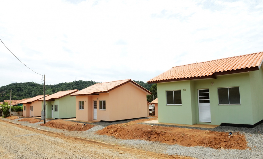 Representantes do Governo do Estado e da Prefeitura de Bituruna entregaram nesta sexta-feira (14) as chaves de 25 casas populares a famílias que viviam em situação de vulnerabilidade social na cidade, na região Sul do estado. Graças aos aportes de R$ 1,2 milhão feitos por meio do programa Nossa Gente Paraná, os beneficiários não precisarão arcar com nenhum custo pela mudança para as novas moradias.  -  Bituruna, 14/02/2020  -  Foto: Rafaela Fiala - Cohapar