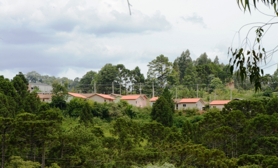 Representantes do Governo do Estado e da Prefeitura de Bituruna entregaram nesta sexta-feira (14) as chaves de 25 casas populares a famílias que viviam em situação de vulnerabilidade social na cidade, na região Sul do estado. Graças aos aportes de R$ 1,2 milhão feitos por meio do programa Nossa Gente Paraná, os beneficiários não precisarão arcar com nenhum custo pela mudança para as novas moradias.  -  Bituruna, 14/02/2020  -  Foto: Rafaela Fiala - Cohapar