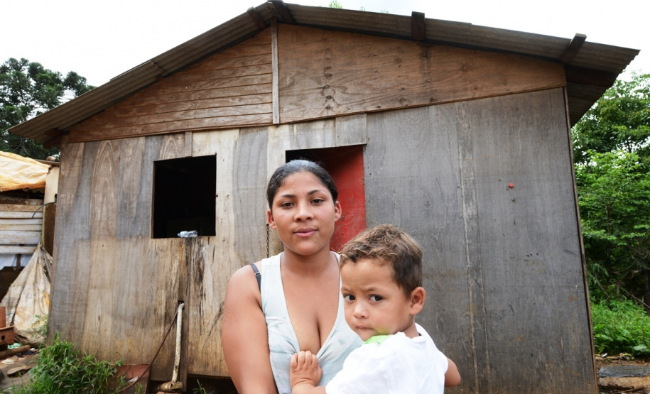 Representantes do Governo do Estado e da Prefeitura de Bituruna entregaram nesta sexta-feira (14) as chaves de 25 casas populares a famílias que viviam em situação de vulnerabilidade social na cidade, na região Sul do estado. Graças aos aportes de R$ 1,2 milhão feitos por meio do programa Nossa Gente Paraná, os beneficiários não precisarão arcar com nenhum custo pela mudança para as novas moradias.  -  Bituruna, 14/02/2020  -  Foto: Rafaela Fiala - Cohapar