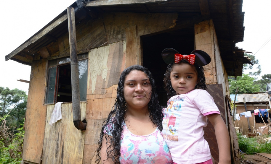 Representantes do Governo do Estado e da Prefeitura de Bituruna entregaram nesta sexta-feira (14) as chaves de 25 casas populares a famílias que viviam em situação de vulnerabilidade social na cidade, na região Sul do estado. Graças aos aportes de R$ 1,2 milhão feitos por meio do programa Nossa Gente Paraná, os beneficiários não precisarão arcar com nenhum custo pela mudança para as novas moradias.  -  Bituruna, 14/02/2020  -  Foto: Rafaela Fiala - Cohapar