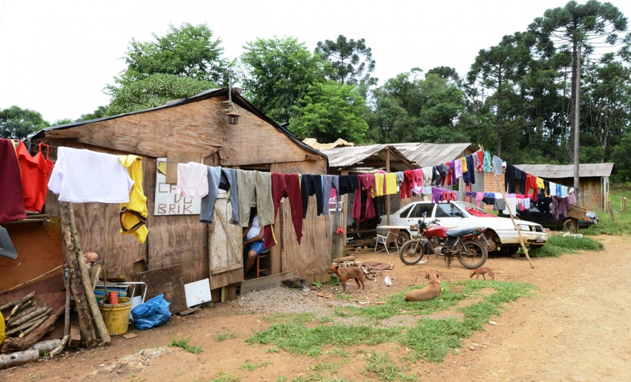Representantes do Governo do Estado e da Prefeitura de Bituruna entregaram nesta sexta-feira (14) as chaves de 25 casas populares a famílias que viviam em situação de vulnerabilidade social na cidade, na região Sul do estado. Graças aos aportes de R$ 1,2 milhão feitos por meio do programa Nossa Gente Paraná, os beneficiários não precisarão arcar com nenhum custo pela mudança para as novas moradias.  -  Bituruna, 14/02/2020  -  Foto: Rafaela Fiala - Cohapar