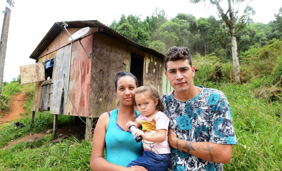 Representantes do Governo do Estado e da Prefeitura de Bituruna entregaram nesta sexta-feira (14) as chaves de 25 casas populares a famílias que viviam em situação de vulnerabilidade social na cidade, na região Sul do estado. Graças aos aportes de R$ 1,2 milhão feitos por meio do programa Nossa Gente Paraná, os beneficiários não precisarão arcar com nenhum custo pela mudança para as novas moradias.  -  Bituruna, 14/02/2020  -  Foto: Rafaela Fiala - Cohapar