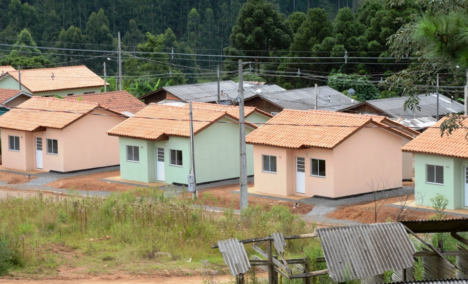 Representantes do Governo do Estado e da Prefeitura de Bituruna entregaram nesta sexta-feira (14) as chaves de 25 casas populares a famílias que viviam em situação de vulnerabilidade social na cidade, na região Sul do estado. Graças aos aportes de R$ 1,2 milhão feitos por meio do programa Nossa Gente Paraná, os beneficiários não precisarão arcar com nenhum custo pela mudança para as novas moradias.  -  Bituruna, 14/02/2020  -  Foto: Rafaela Fiala - Cohapar