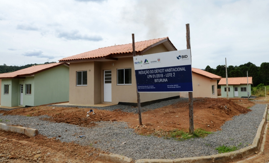 Representantes do Governo do Estado e da Prefeitura de Bituruna entregaram nesta sexta-feira (14) as chaves de 25 casas populares a famílias que viviam em situação de vulnerabilidade social na cidade, na região Sul do estado. Graças aos aportes de R$ 1,2 milhão feitos por meio do programa Nossa Gente Paraná, os beneficiários não precisarão arcar com nenhum custo pela mudança para as novas moradias.  -  Bituruna, 14/02/2020  -  Foto: Rafaela Fiala - Cohapar