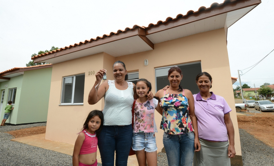Representantes do Governo do Estado e da Prefeitura de Bituruna entregaram nesta sexta-feira (14) as chaves de 25 casas populares a famílias que viviam em situação de vulnerabilidade social na cidade, na região Sul do estado. Graças aos aportes de R$ 1,2 milhão feitos por meio do programa Nossa Gente Paraná, os beneficiários não precisarão arcar com nenhum custo pela mudança para as novas moradias.  -  Bituruna, 14/02/2020  -  Foto: Rafaela Fiala - Cohapar