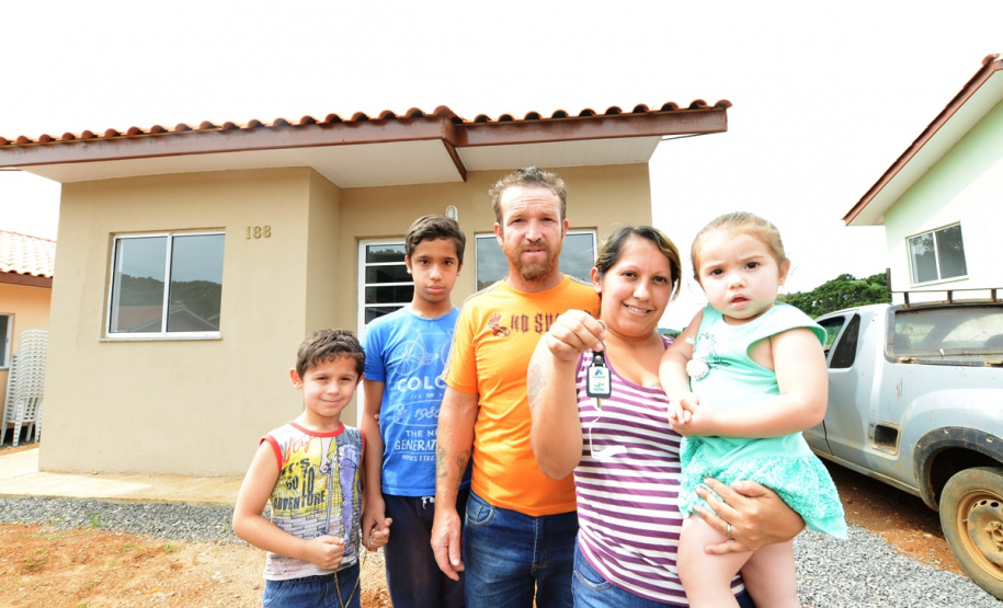 Representantes do Governo do Estado e da Prefeitura de Bituruna entregaram nesta sexta-feira (14) as chaves de 25 casas populares a famílias que viviam em situação de vulnerabilidade social na cidade, na região Sul do estado. Graças aos aportes de R$ 1,2 milhão feitos por meio do programa Nossa Gente Paraná, os beneficiários não precisarão arcar com nenhum custo pela mudança para as novas moradias.  -  Bituruna, 14/02/2020  -  Foto: Rafaela Fiala - Cohapar
