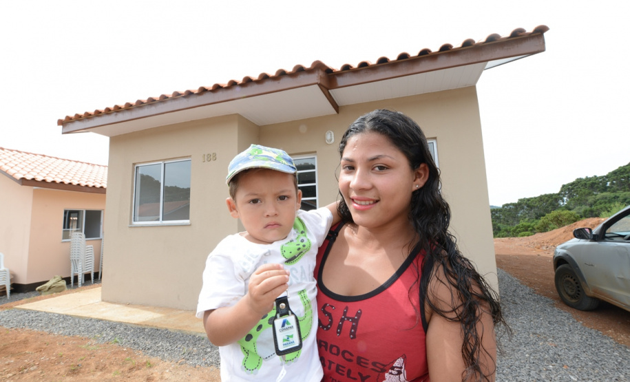 Representantes do Governo do Estado e da Prefeitura de Bituruna entregaram nesta sexta-feira (14) as chaves de 25 casas populares a famílias que viviam em situação de vulnerabilidade social na cidade, na região Sul do estado. Graças aos aportes de R$ 1,2 milhão feitos por meio do programa Nossa Gente Paraná, os beneficiários não precisarão arcar com nenhum custo pela mudança para as novas moradias.  -  Bituruna, 14/02/2020  -  Foto: Rafaela Fiala - Cohapar