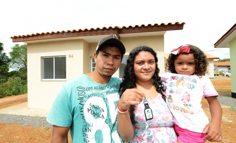 Representantes do Governo do Estado e da Prefeitura de Bituruna entregaram nesta sexta-feira (14) as chaves de 25 casas populares a famílias que viviam em situação de vulnerabilidade social na cidade, na região Sul do estado. Graças aos aportes de R$ 1,2 milhão feitos por meio do programa Nossa Gente Paraná, os beneficiários não precisarão arcar com nenhum custo pela mudança para as novas moradias.  -  Bituruna, 14/02/2020  -  Foto: Rafaela Fiala - Cohapar