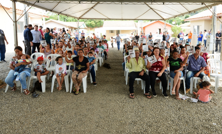 Representantes do Governo do Estado e da Prefeitura de Bituruna entregaram nesta sexta-feira (14) as chaves de 25 casas populares a famílias que viviam em situação de vulnerabilidade social na cidade, na região Sul do estado. Graças aos aportes de R$ 1,2 milhão feitos por meio do programa Nossa Gente Paraná, os beneficiários não precisarão arcar com nenhum custo pela mudança para as novas moradias.  -  Bituruna, 14/02/2020  -  Foto: Rafaela Fiala - Cohapar