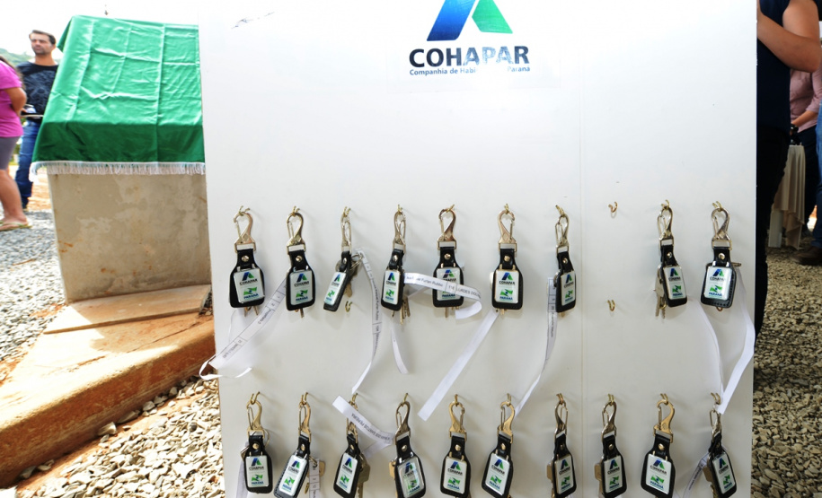 Representantes do Governo do Estado e da Prefeitura de Bituruna entregaram nesta sexta-feira (14) as chaves de 25 casas populares a famílias que viviam em situação de vulnerabilidade social na cidade, na região Sul do estado. Graças aos aportes de R$ 1,2 milhão feitos por meio do programa Nossa Gente Paraná, os beneficiários não precisarão arcar com nenhum custo pela mudança para as novas moradias.  -  Bituruna, 14/02/2020  -  Foto: Rafaela Fiala - Cohapar