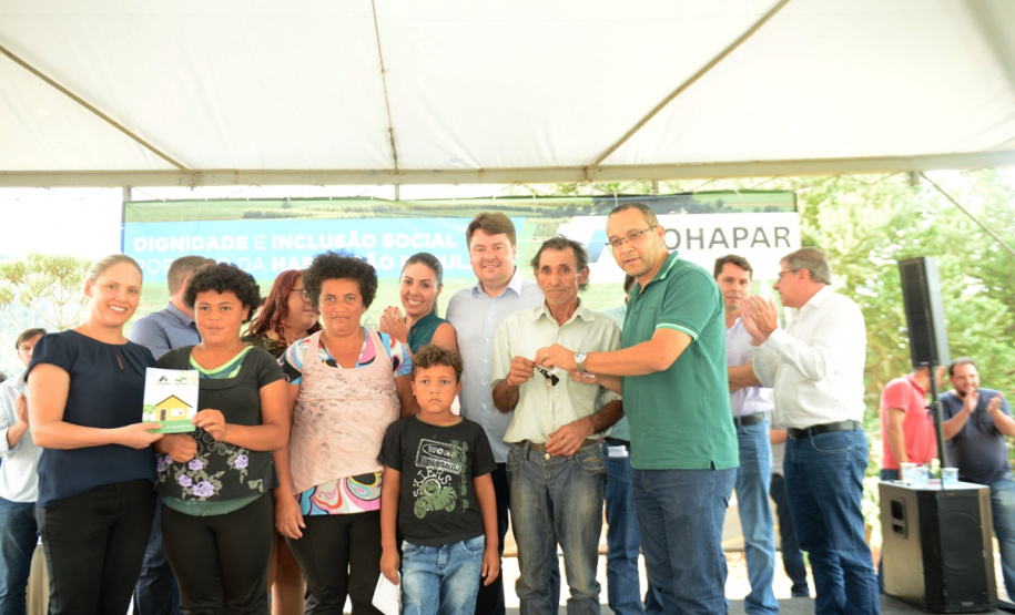 Representantes do Governo do Estado e da Prefeitura de Bituruna entregaram nesta sexta-feira (14) as chaves de 25 casas populares a famílias que viviam em situação de vulnerabilidade social na cidade, na região Sul do estado. Graças aos aportes de R$ 1,2 milhão feitos por meio do programa Nossa Gente Paraná, os beneficiários não precisarão arcar com nenhum custo pela mudança para as novas moradias.  -  Bituruna, 14/02/2020  -  Foto: Rafaela Fiala - Cohapar