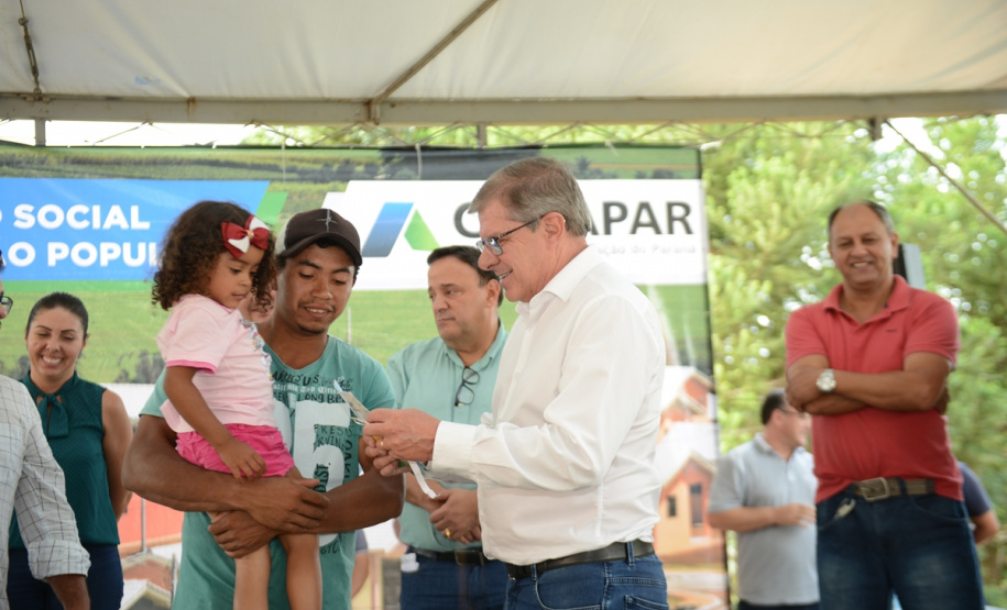 Representantes do Governo do Estado e da Prefeitura de Bituruna entregaram nesta sexta-feira (14) as chaves de 25 casas populares a famílias que viviam em situação de vulnerabilidade social na cidade, na região Sul do estado. Graças aos aportes de R$ 1,2 milhão feitos por meio do programa Nossa Gente Paraná, os beneficiários não precisarão arcar com nenhum custo pela mudança para as novas moradias.  -  Bituruna, 14/02/2020  -  Foto: Rafaela Fiala - Cohapar