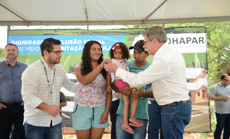Representantes do Governo do Estado e da Prefeitura de Bituruna entregaram nesta sexta-feira (14) as chaves de 25 casas populares a famílias que viviam em situação de vulnerabilidade social na cidade, na região Sul do estado. Graças aos aportes de R$ 1,2 milhão feitos por meio do programa Nossa Gente Paraná, os beneficiários não precisarão arcar com nenhum custo pela mudança para as novas moradias.  -  Bituruna, 14/02/2020  -  Foto: Rafaela Fiala - Cohapar