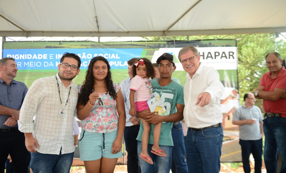 Representantes do Governo do Estado e da Prefeitura de Bituruna entregaram nesta sexta-feira (14) as chaves de 25 casas populares a famílias que viviam em situação de vulnerabilidade social na cidade, na região Sul do estado. Graças aos aportes de R$ 1,2 milhão feitos por meio do programa Nossa Gente Paraná, os beneficiários não precisarão arcar com nenhum custo pela mudança para as novas moradias.  -  Bituruna, 14/02/2020  -  Foto: Rafaela Fiala - Cohapar