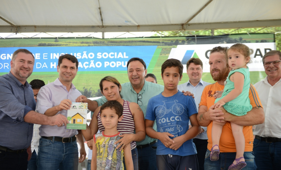 Representantes do Governo do Estado e da Prefeitura de Bituruna entregaram nesta sexta-feira (14) as chaves de 25 casas populares a famílias que viviam em situação de vulnerabilidade social na cidade, na região Sul do estado. Graças aos aportes de R$ 1,2 milhão feitos por meio do programa Nossa Gente Paraná, os beneficiários não precisarão arcar com nenhum custo pela mudança para as novas moradias.  -  Bituruna, 14/02/2020  -  Foto: Rafaela Fiala - Cohapar