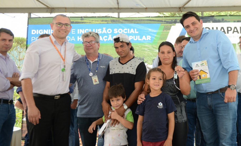 Representantes do Governo do Estado e da Prefeitura de Bituruna entregaram nesta sexta-feira (14) as chaves de 25 casas populares a famílias que viviam em situação de vulnerabilidade social na cidade, na região Sul do estado. Graças aos aportes de R$ 1,2 milhão feitos por meio do programa Nossa Gente Paraná, os beneficiários não precisarão arcar com nenhum custo pela mudança para as novas moradias.  -  Bituruna, 14/02/2020  -  Foto: Rafaela Fiala - Cohapar