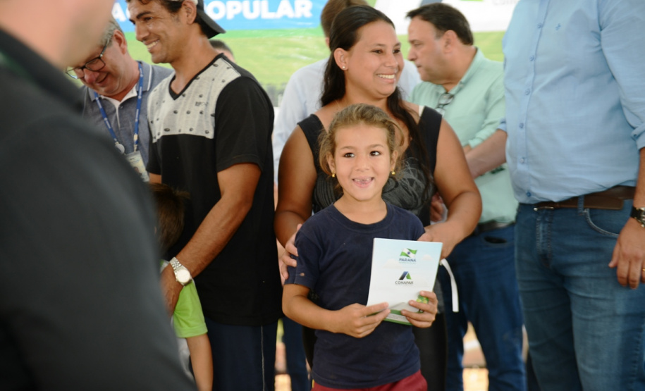 Representantes do Governo do Estado e da Prefeitura de Bituruna entregaram nesta sexta-feira (14) as chaves de 25 casas populares a famílias que viviam em situação de vulnerabilidade social na cidade, na região Sul do estado. Graças aos aportes de R$ 1,2 milhão feitos por meio do programa Nossa Gente Paraná, os beneficiários não precisarão arcar com nenhum custo pela mudança para as novas moradias.  -  Bituruna, 14/02/2020  -  Foto: Rafaela Fiala - Cohapar