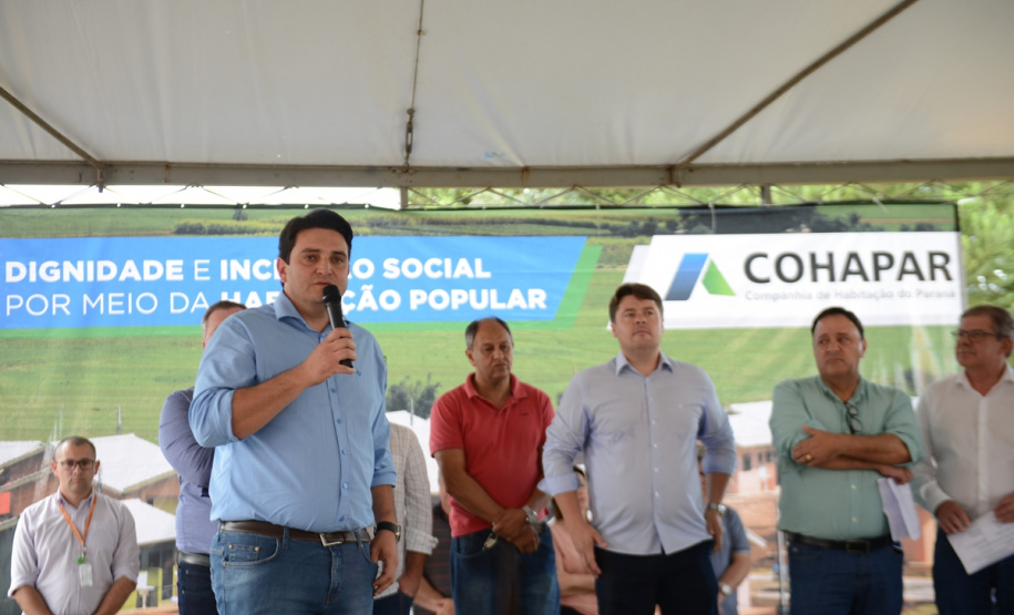 Representantes do Governo do Estado e da Prefeitura de Bituruna entregaram nesta sexta-feira (14) as chaves de 25 casas populares a famílias que viviam em situação de vulnerabilidade social na cidade, na região Sul do estado. Graças aos aportes de R$ 1,2 milhão feitos por meio do programa Nossa Gente Paraná, os beneficiários não precisarão arcar com nenhum custo pela mudança para as novas moradias.  -  Bituruna, 14/02/2020  -  Foto: Rafaela Fiala - Cohapar