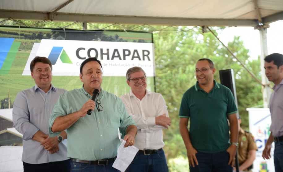 Representantes do Governo do Estado e da Prefeitura de Bituruna entregaram nesta sexta-feira (14) as chaves de 25 casas populares a famílias que viviam em situação de vulnerabilidade social na cidade, na região Sul do estado. Graças aos aportes de R$ 1,2 milhão feitos por meio do programa Nossa Gente Paraná, os beneficiários não precisarão arcar com nenhum custo pela mudança para as novas moradias.  -  Bituruna, 14/02/2020  -  Foto: Rafaela Fiala - Cohapar