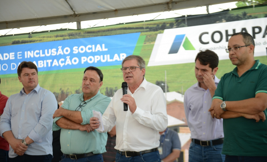 Representantes do Governo do Estado e da Prefeitura de Bituruna entregaram nesta sexta-feira (14) as chaves de 25 casas populares a famílias que viviam em situação de vulnerabilidade social na cidade, na região Sul do estado. Graças aos aportes de R$ 1,2 milhão feitos por meio do programa Nossa Gente Paraná, os beneficiários não precisarão arcar com nenhum custo pela mudança para as novas moradias.  -  Bituruna, 14/02/2020  -  Foto: Rafaela Fiala - Cohapar