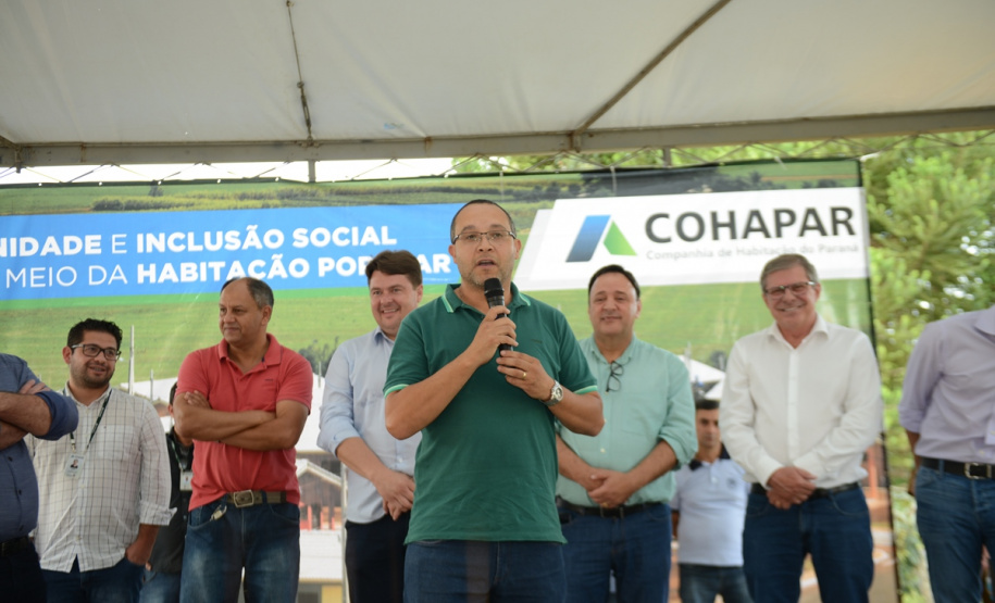 Representantes do Governo do Estado e da Prefeitura de Bituruna entregaram nesta sexta-feira (14) as chaves de 25 casas populares a famílias que viviam em situação de vulnerabilidade social na cidade, na região Sul do estado. Graças aos aportes de R$ 1,2 milhão feitos por meio do programa Nossa Gente Paraná, os beneficiários não precisarão arcar com nenhum custo pela mudança para as novas moradias.  -  Bituruna, 14/02/2020  -  Foto: Rafaela Fiala - Cohapar