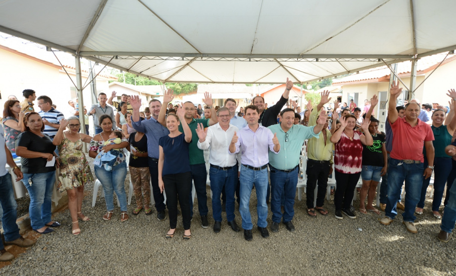 Representantes do Governo do Estado e da Prefeitura de Bituruna entregaram nesta sexta-feira (14) as chaves de 25 casas populares a famílias que viviam em situação de vulnerabilidade social na cidade, na região Sul do estado. Graças aos aportes de R$ 1,2 milhão feitos por meio do programa Nossa Gente Paraná, os beneficiários não precisarão arcar com nenhum custo pela mudança para as novas moradias.  -  Bituruna, 14/02/2020  -  Foto: Rafaela Fiala - Cohapar